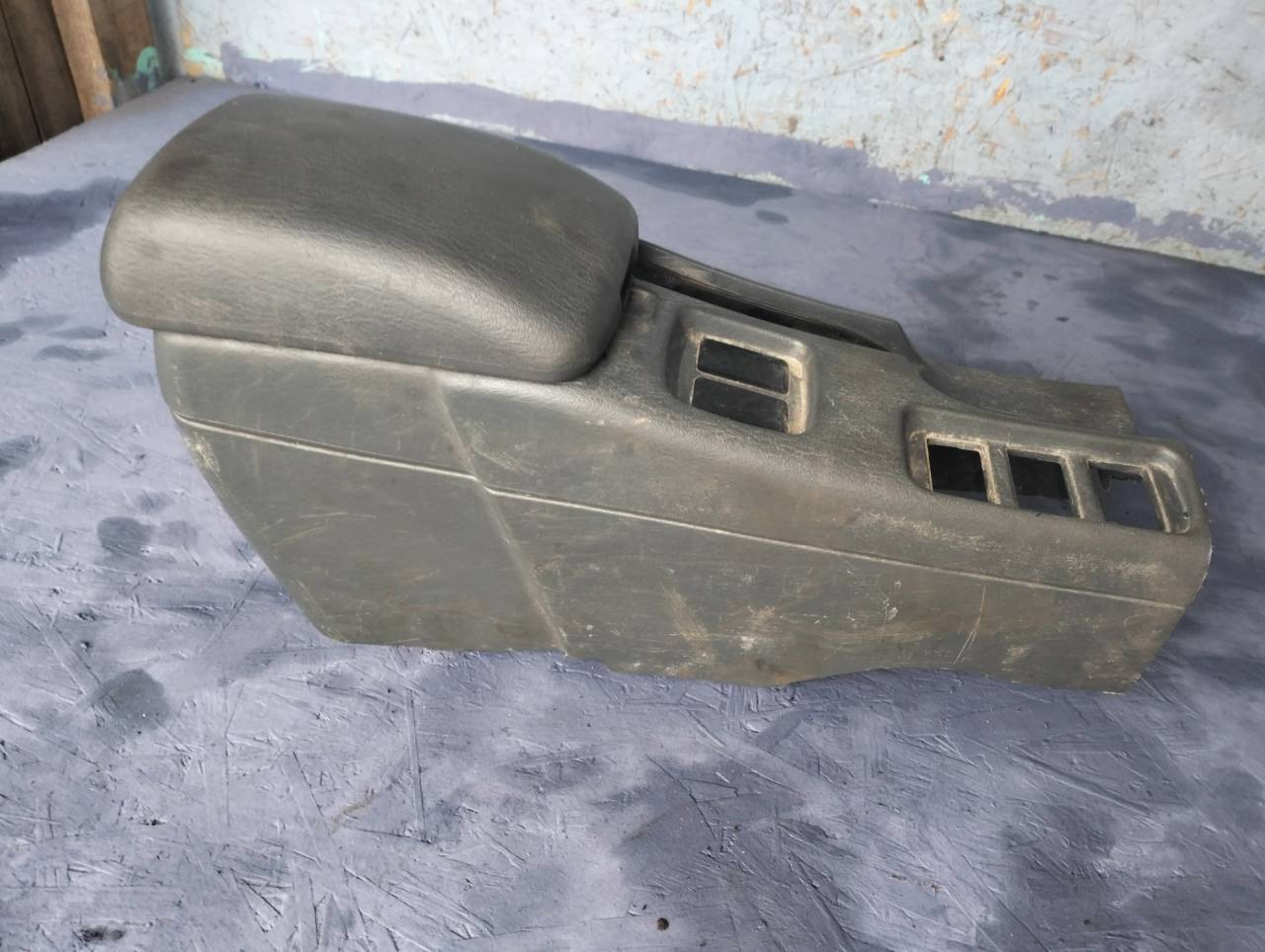 подлокотник Mitsubishi Carisma 1 поколение 1997, 1.6 л., бензин, 5МКПП, хетчбэк 5 дв., MR115566 - фото №1