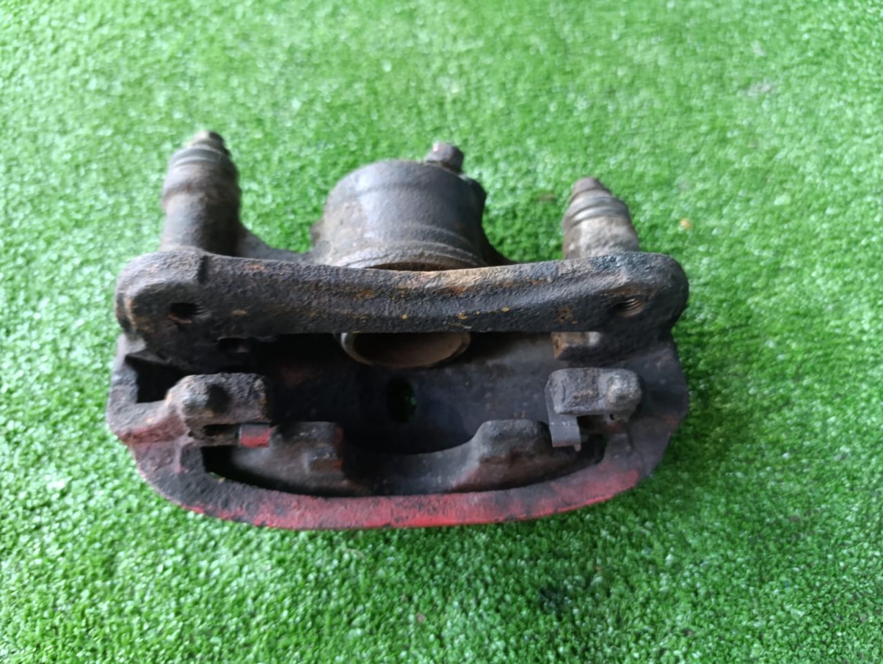 суппорт передний левый Toyota Corsa 4 поколение EL41 (1990 - 1994), 1.3 л., 4E-FE, бензин, АКПП, хетчбэк 3 дв. - фото №1