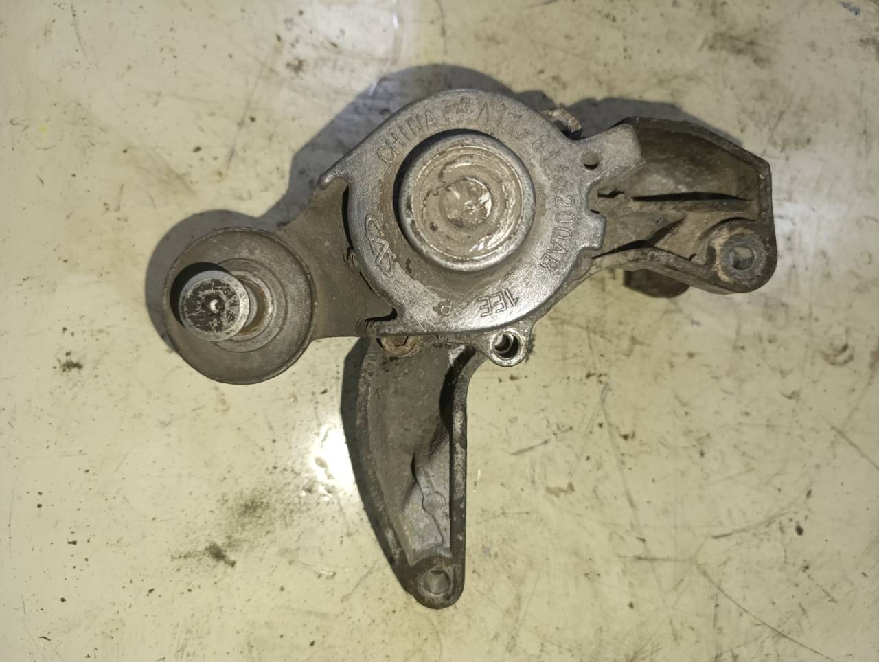 кронштейн генератора Chery Amulet (A15) 1 поколение (2003 - 2010), бензин, МКПП, седан, A113701118 - фото №1