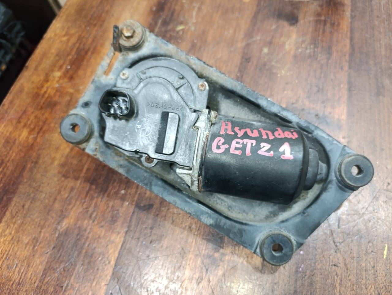моторчик передних стеклоочистителей (дворников) Hyundai Getz 1 поколение TB 2005, 1.3 л., G4EA, бензин, МКПП, хетчбэк 5 дв. - фото №1