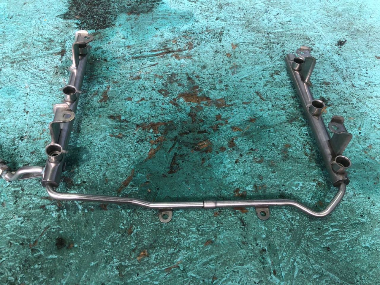 топливная рампа Audi A6 4F/C6 2005, 2.4 л., BDW, бензин, вариатор, x1x1, седан, 06E133681F - фото №1