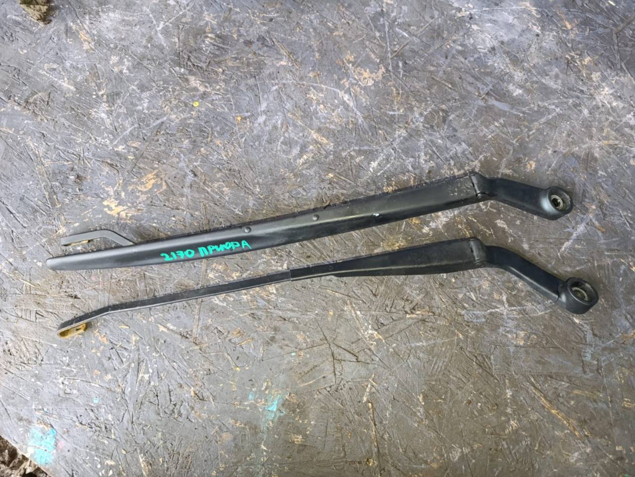 щеткодержатель (поводок стеклоочистителя, дворник) Lada Priora 1 поколение (2007 - 2015), бензин, седан, 21725205065, 21725205066 - фото №1