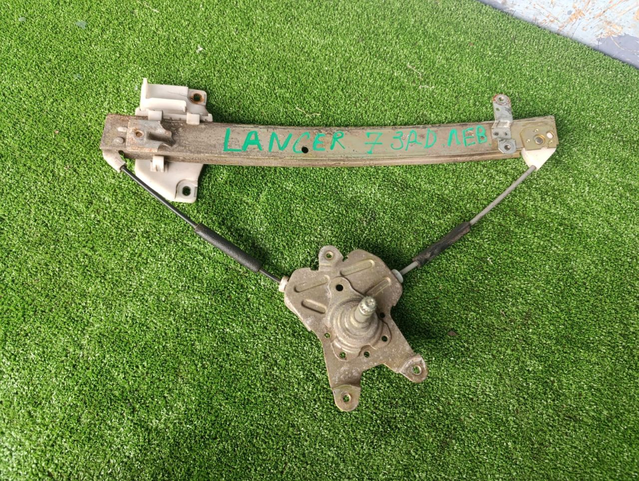стеклоподъемник задний левый Mitsubishi Lancer 7 поколение CK1A 1997, 1.3 л., бензин, МКПП, седан - фото №1