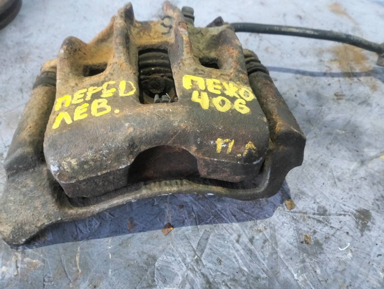 суппорт передний левый Peugeot 406 1 поколение 1998, 1.8 л., L6A (XU7JP), бензин, МКПП, черный, седан - фото №1