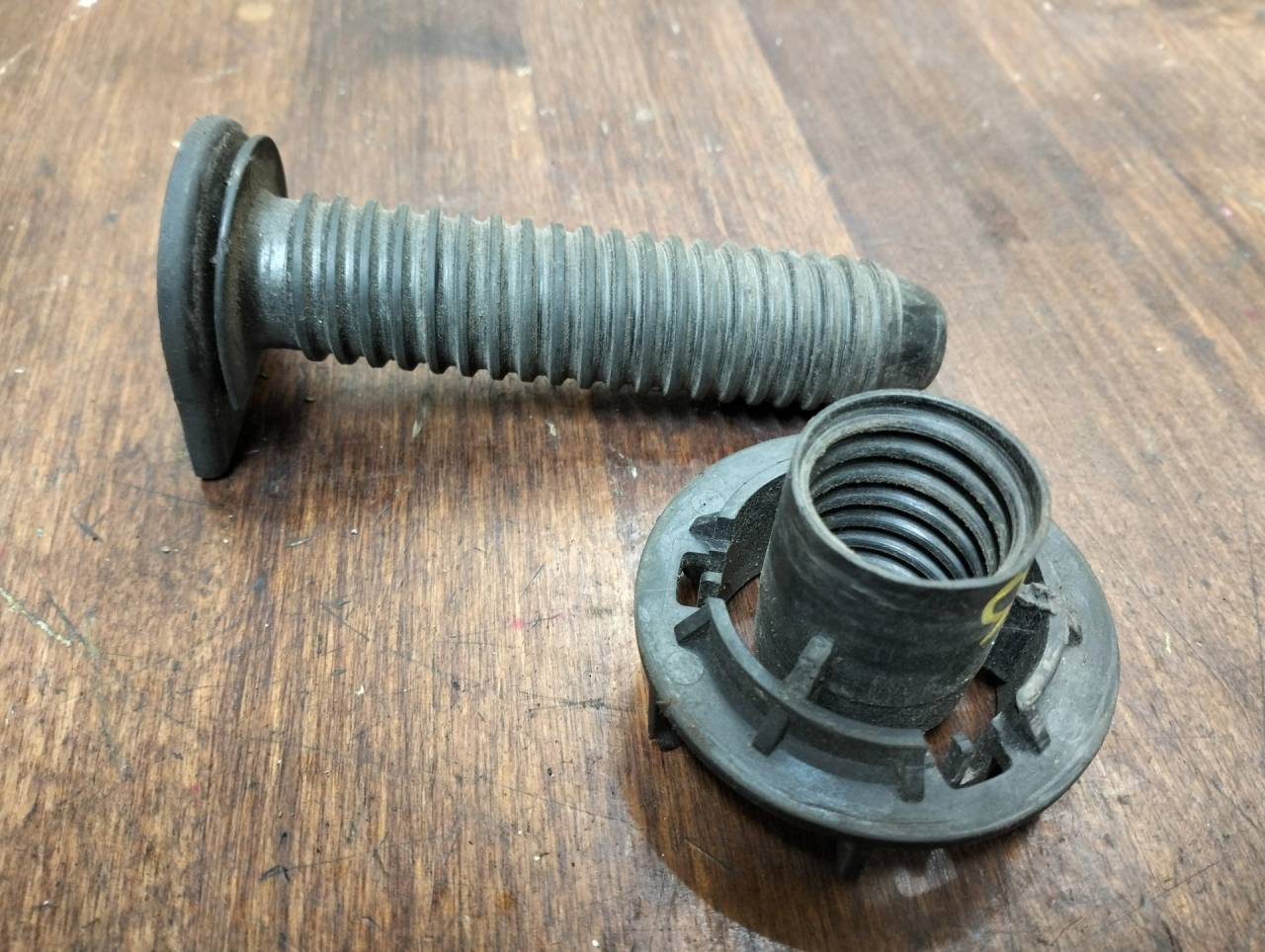 крепление запаски Audi A6 4F/C6 2005, 2.4 л., BDW, бензин, вариатор, x1x1, седан, 8E9803899, 8E0804899 - фото №1