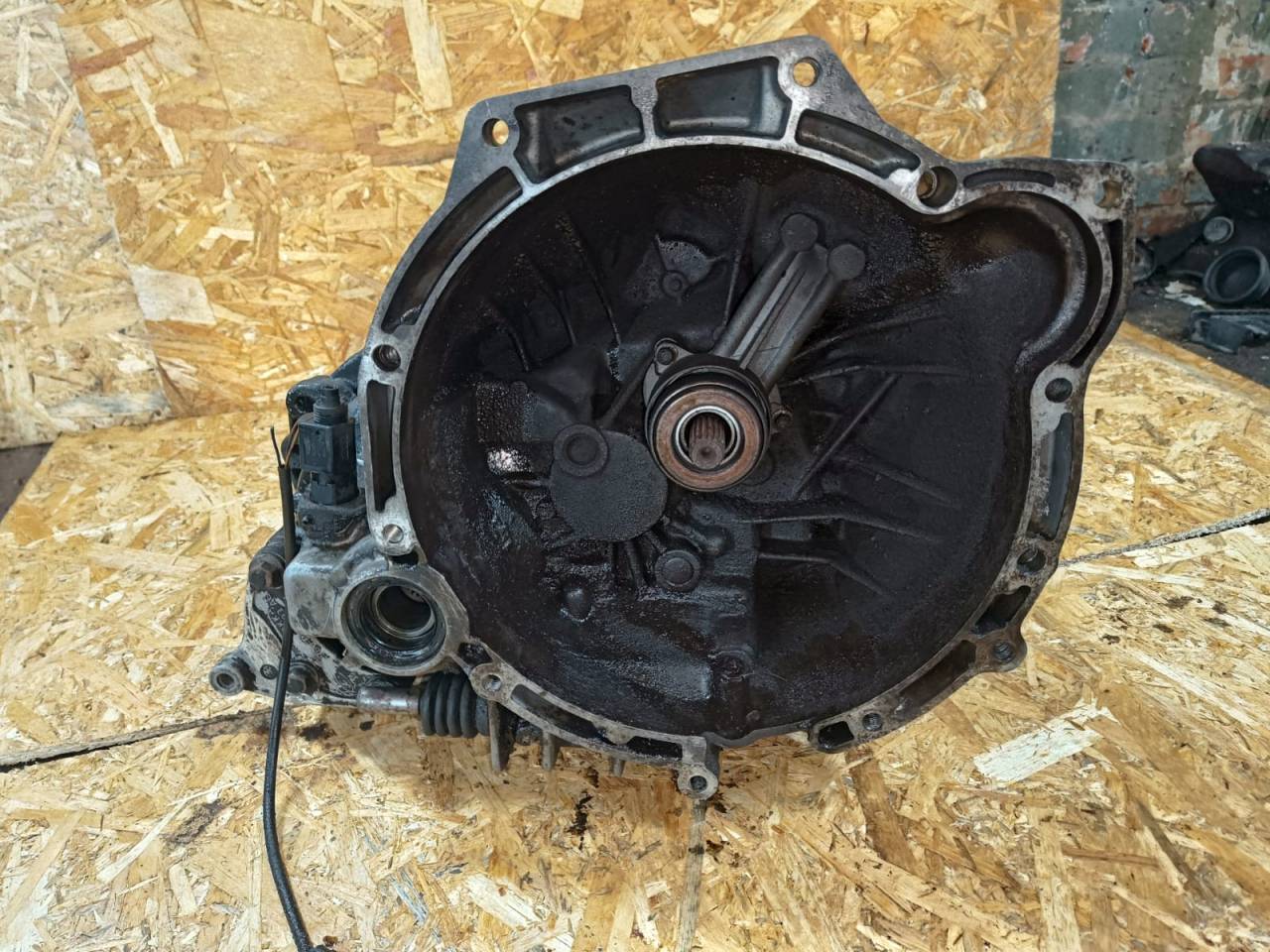 КПП механическая (МКПП) Ford Fiesta 4 поколение (1996 - 2000), 1.3 л., DHA, бензин, МКПП, хетчбэк 5 дв., 96WT7F096AA - фото №1