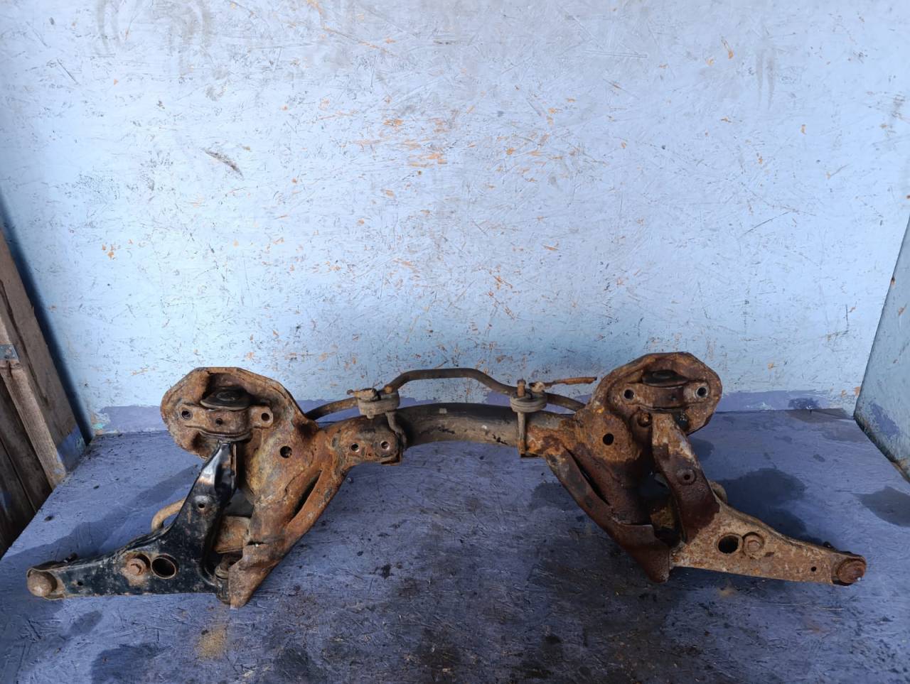 балка подвески передняя (подрамник) Mitsubishi Lancer 7 поколение CK1A 1997, 1.3 л., бензин, МКПП, седан - фото №1