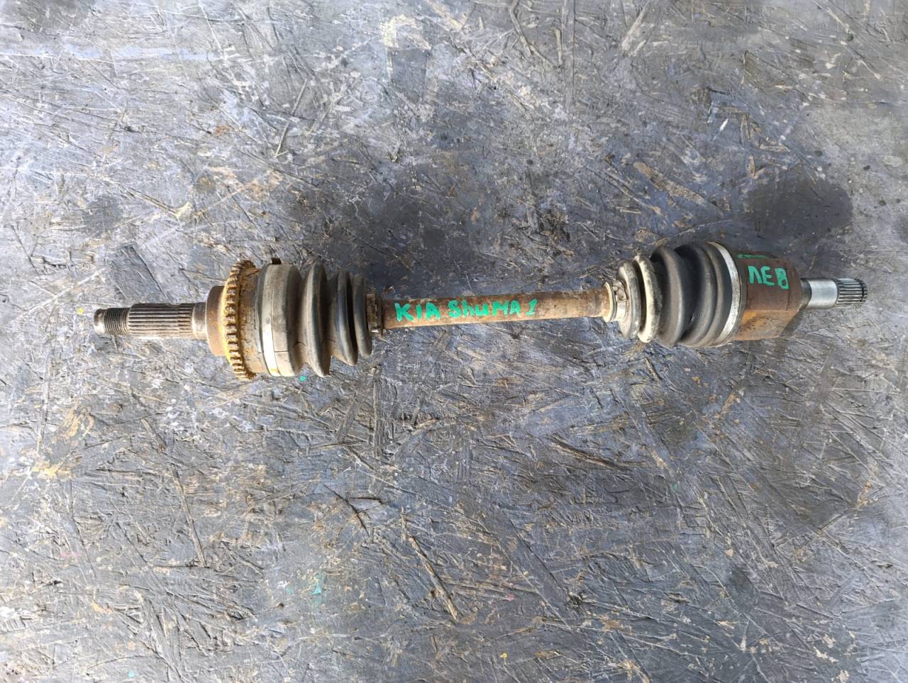 полуось передняя левая (приводной вал, ШРУС) Kia Shuma 2 поколение 2001, 1.6 л., S6D, бензин, МКПП - фото №1