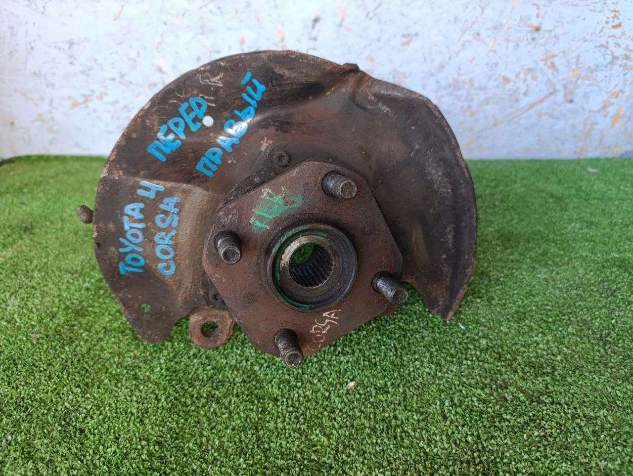 кулак поворотный правый Toyota Corsa 4 поколение EL41 (1990 - 1994), 1.3 л., 4E-FE, бензин, АКПП, хетчбэк 3 дв. - фото №1