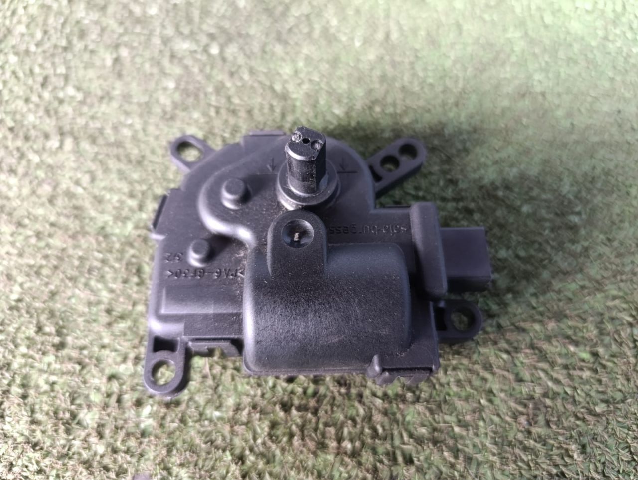 моторчик заслонки печки Ford Focus 2 поколение 2007, 1.6 л., HWDB, бензин, МКПП, седан, 1S7H19B634CA - фото №1