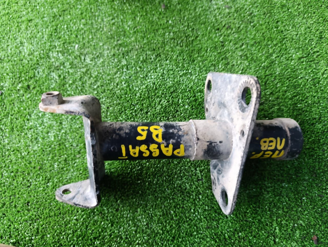 Крепление бампера переднего Volkswagen Passat B5 1997, 1.8 л., ADR, бензин, МКПП, седан, 3B0807133A - фото №1