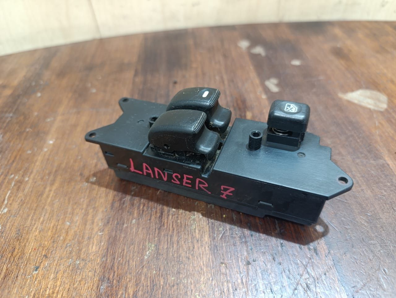 блок управления стеклоподъемниками Mitsubishi Lancer 7 поколение CK1A 1997, 1.3 л., бензин, МКПП, седан, MR194815 - фото №1