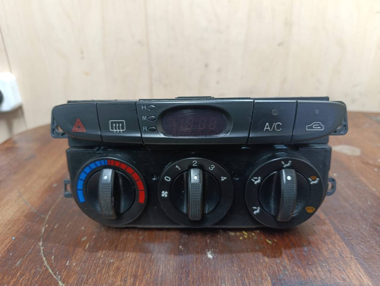 блок управления печки / климат-контроля Kia Sportage 1 поколение 2004, 2.0 л., FE (16V), бензин, МКПП, внедорожник 5 дв. - фото №1