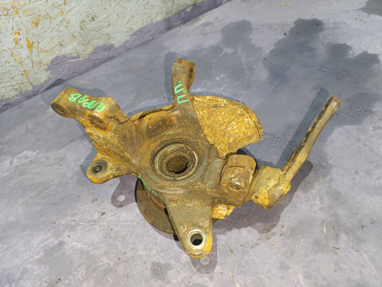 кулак поворотный правый Kia Shuma 2 поколение 2001, 1.6 л., S6D, бензин, МКПП - фото №1