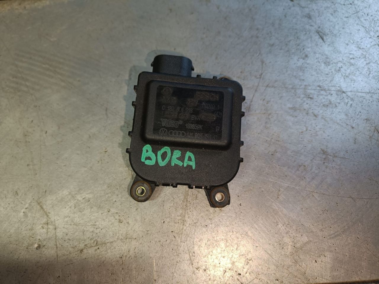 моторчик заслонки печки Volkswagen Bora 1 поколение 1J2 2002, 2.0 л., APK, бензин, МКПП, седан, 0132801213, 1J1907511C - фото №1