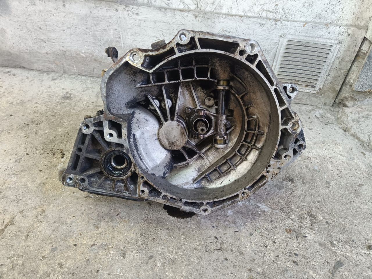 КПП механическая (МКПП) Opel Corsa B 1998, 1.2 л., X 12 XE, бензин, МКПП, хетчбэк 5 дв., 90400197 - фото №1