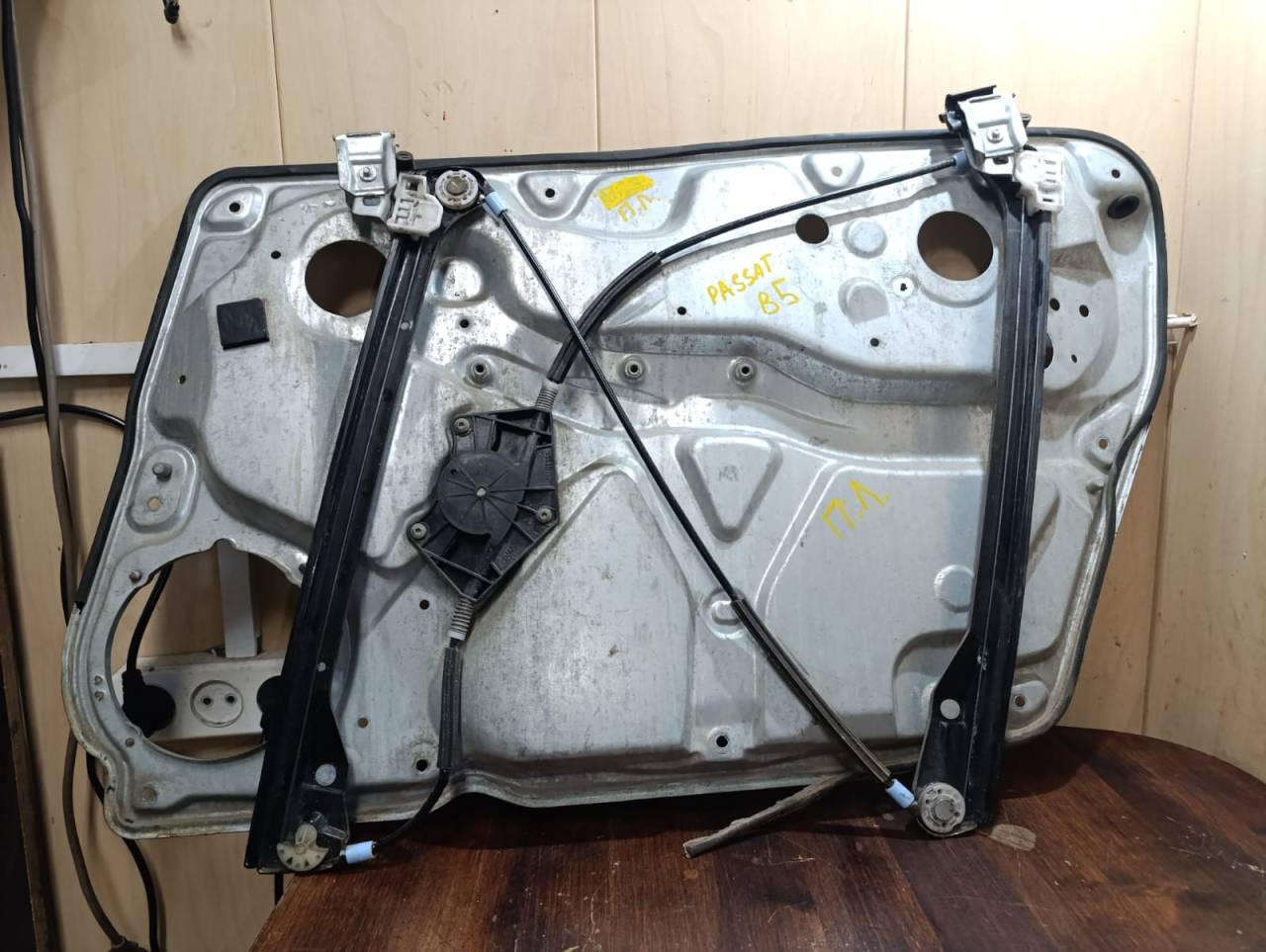 стеклоподъемник электрический передний левый Volkswagen Passat B5 1997, 1.8 л., ADR, бензин, МКПП, седан - фото №1