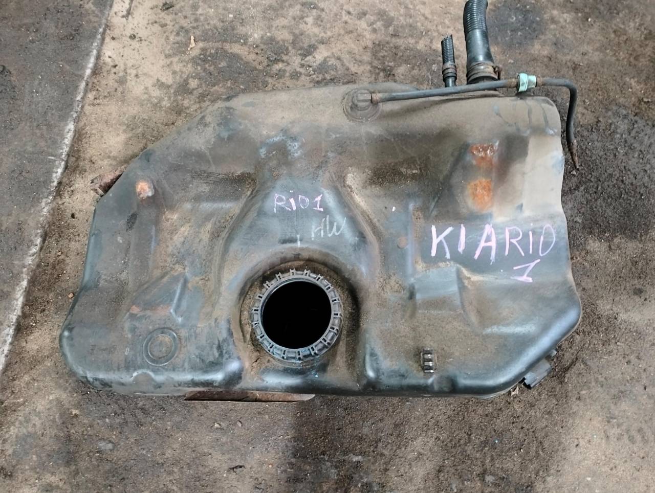 бак топливный Kia Rio 1 поколение (1999 - 2002), 1.5 л., A5D, бензин, МКПП, универсал, 0K33A42110 - фото №1