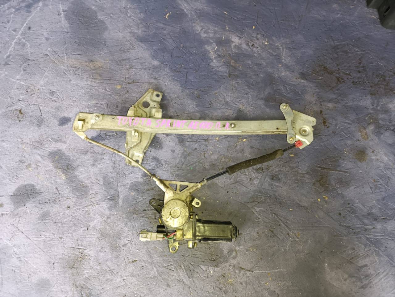 стеклоподъемник электрический передний левый Toyota Sprinter E100 AE100 1992, 1.5 л., 5A-FE, бензин, АКПП, седан - фото №1