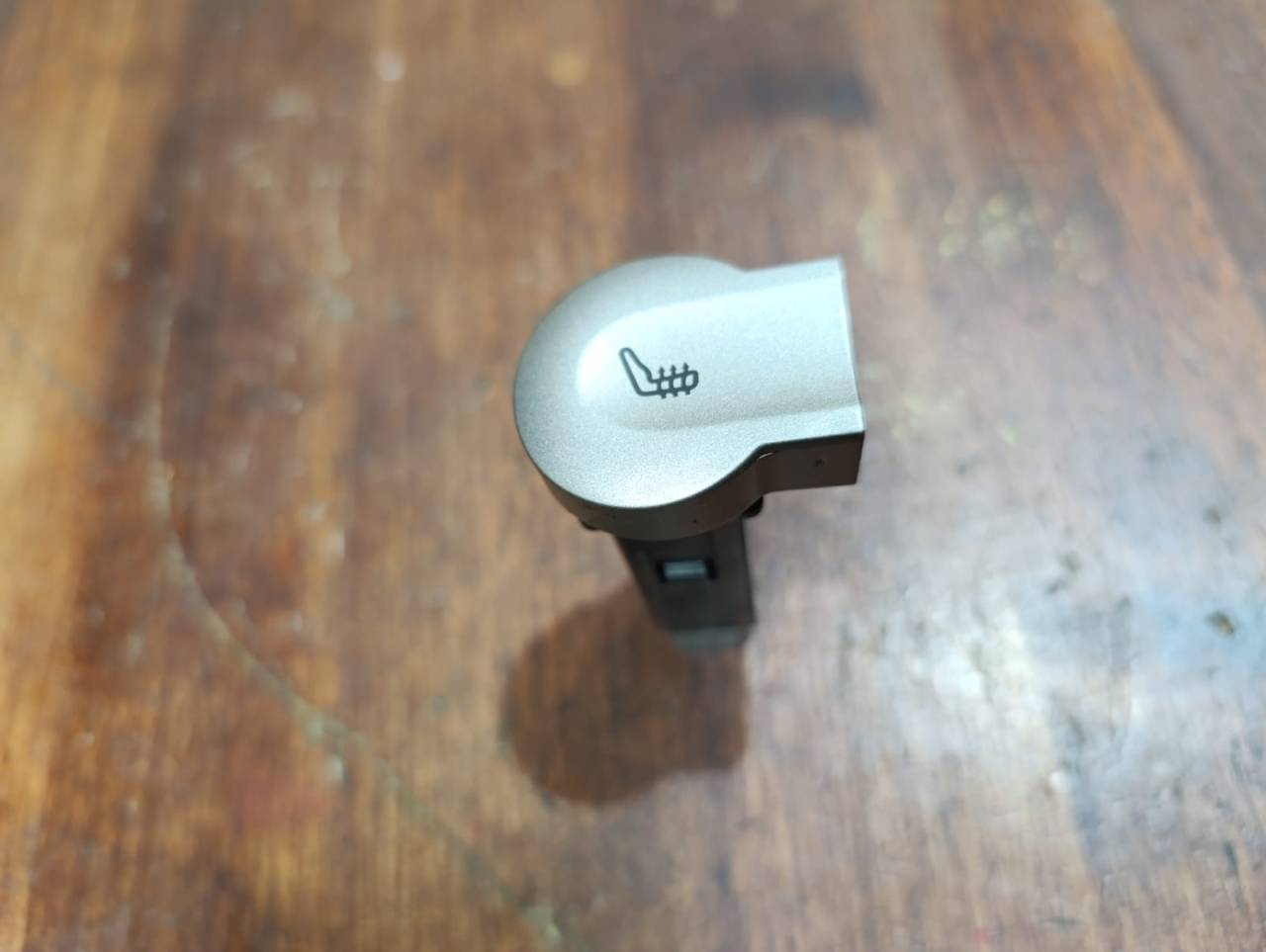 кнопка обогрева сидений Chery M11 (A3) 1 поколение 2010, 1.6 л., SQR481F, бензин, МКПП, M116800980BA - фото №1