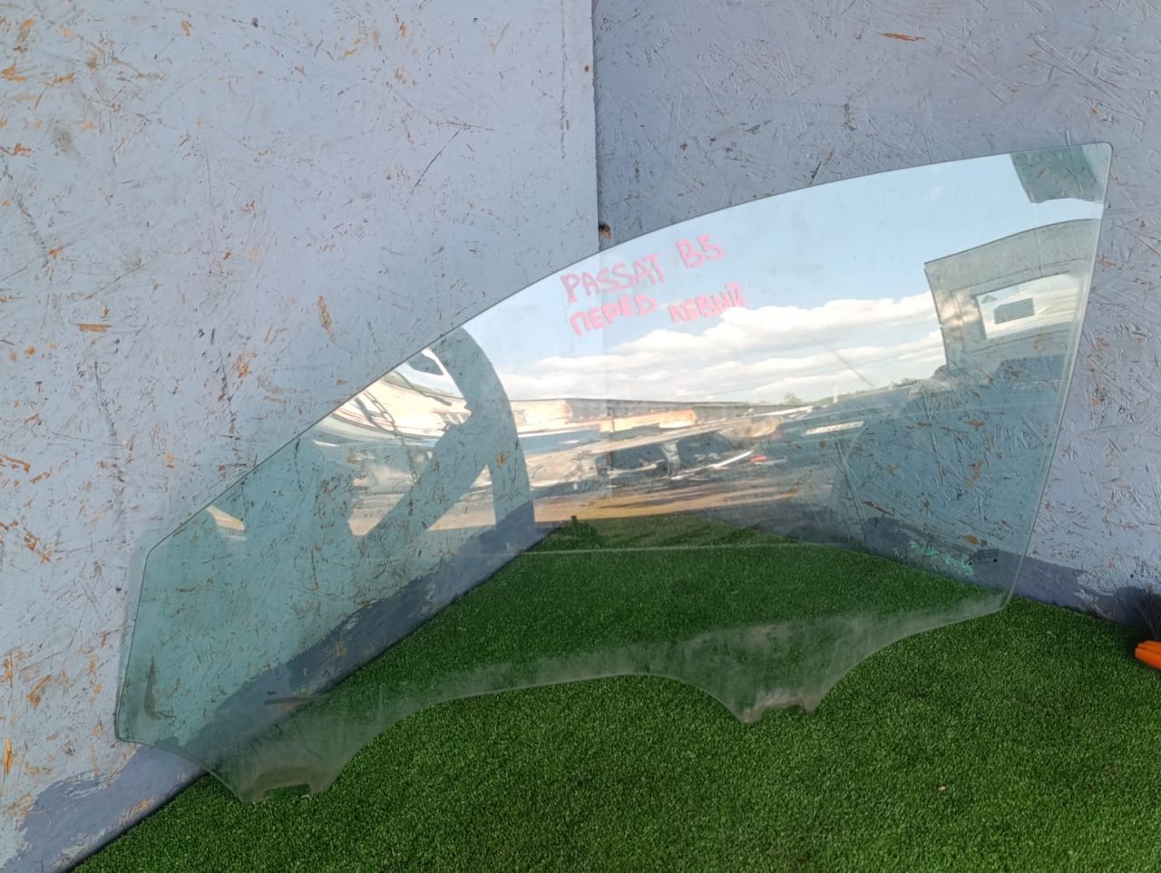 стекло двери передней левой Volkswagen Passat B5 1997, 1.8 л., ADR, бензин, МКПП, седан - фото №1