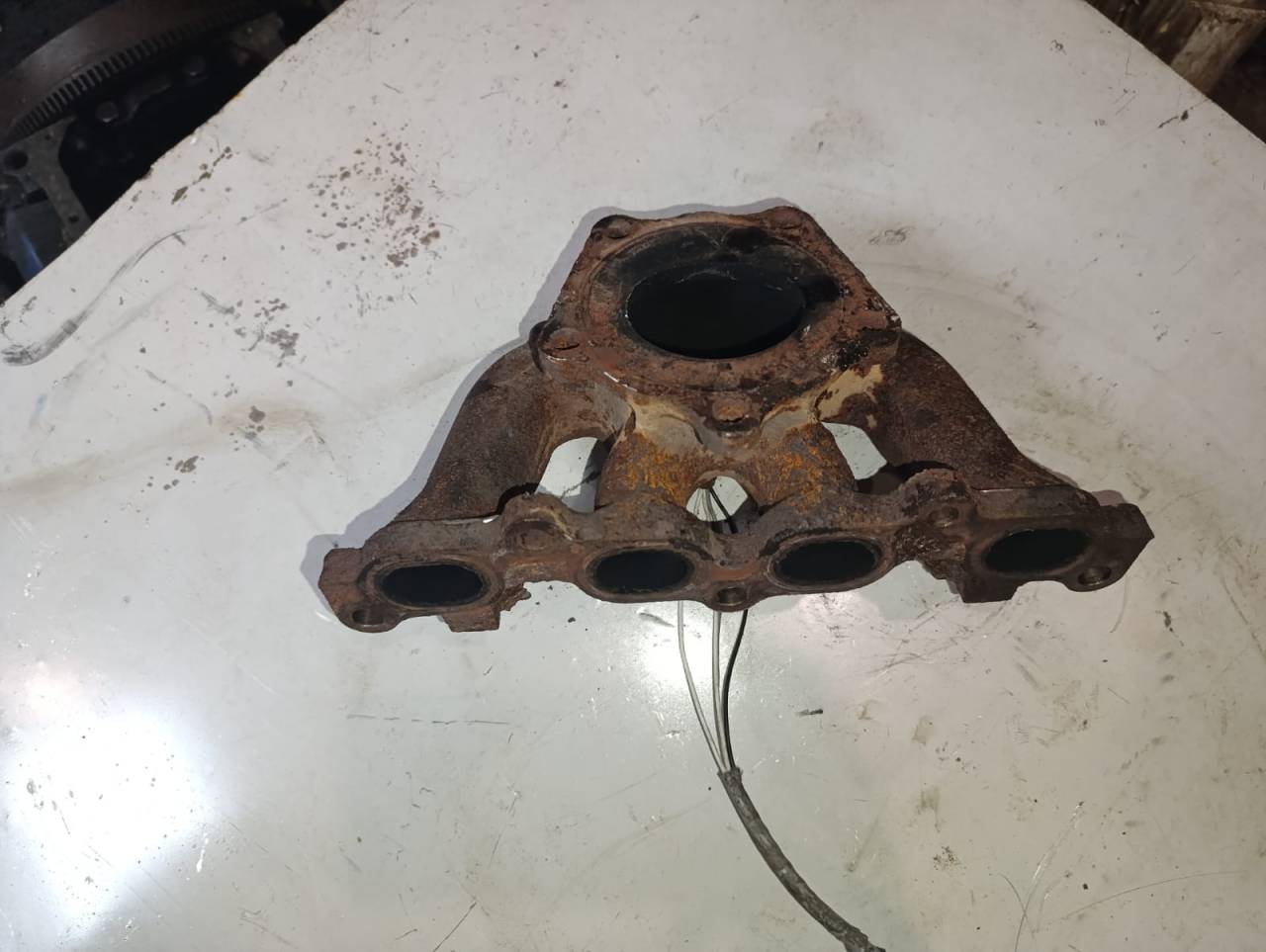 коллектор выпускной Ford Fiesta 4 поколение (1996 - 2000), 1.3 л., DHA, бензин, МКПП, хетчбэк 5 дв., 96MF9431BA - фото №1