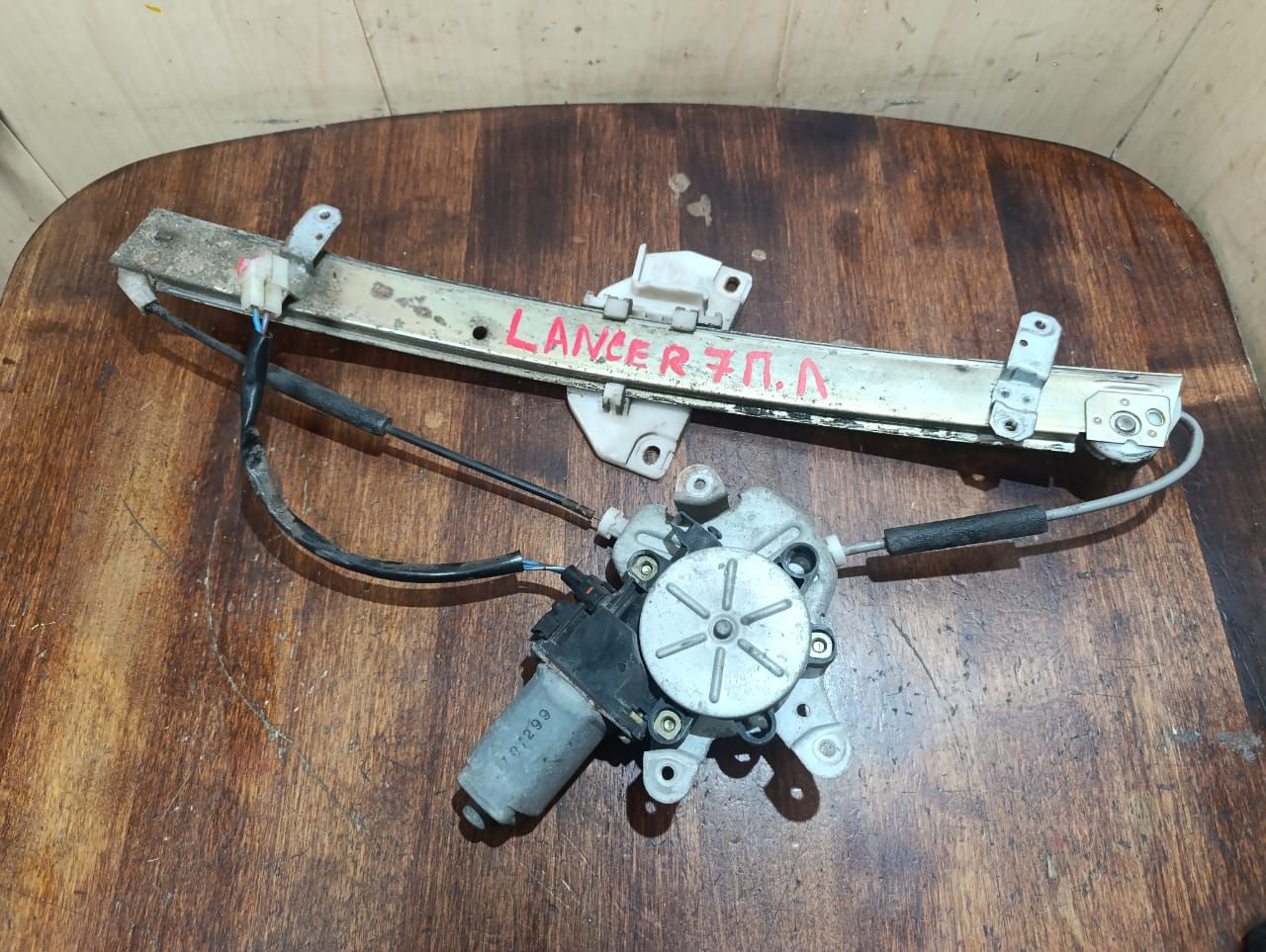 стеклоподъемник электрический передний левый Mitsubishi Lancer 7 поколение CK1A 1997, 1.3 л., бензин, МКПП, седан - фото №1