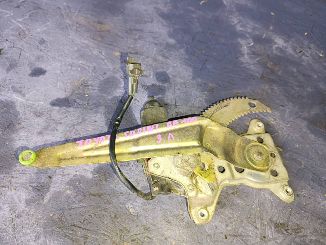 стеклоподъемник электрический задний левый Toyota Sprinter E100 AE100 1992, 1.5 л., 5A-FE, бензин, АКПП, седан, 8572012090 - фото №1