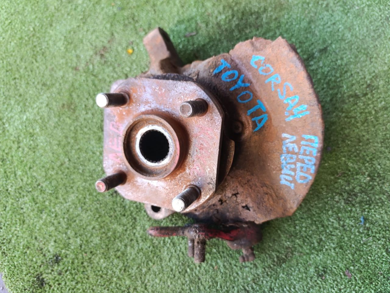 кулак поворотный левый Toyota Corsa 4 поколение EL41 (1990 - 1994), 1.3 л., 4E-FE, бензин, АКПП, хетчбэк 3 дв. - фото №1
