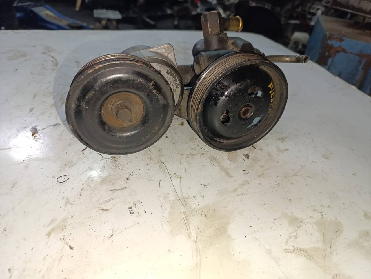 насос гидроусилителя руля Ford Fiesta 4 поколение (1996 - 2000), 1.3 л., DHA, бензин, МКПП, хетчбэк 5 дв., 96MF3A733AE - фото №1
