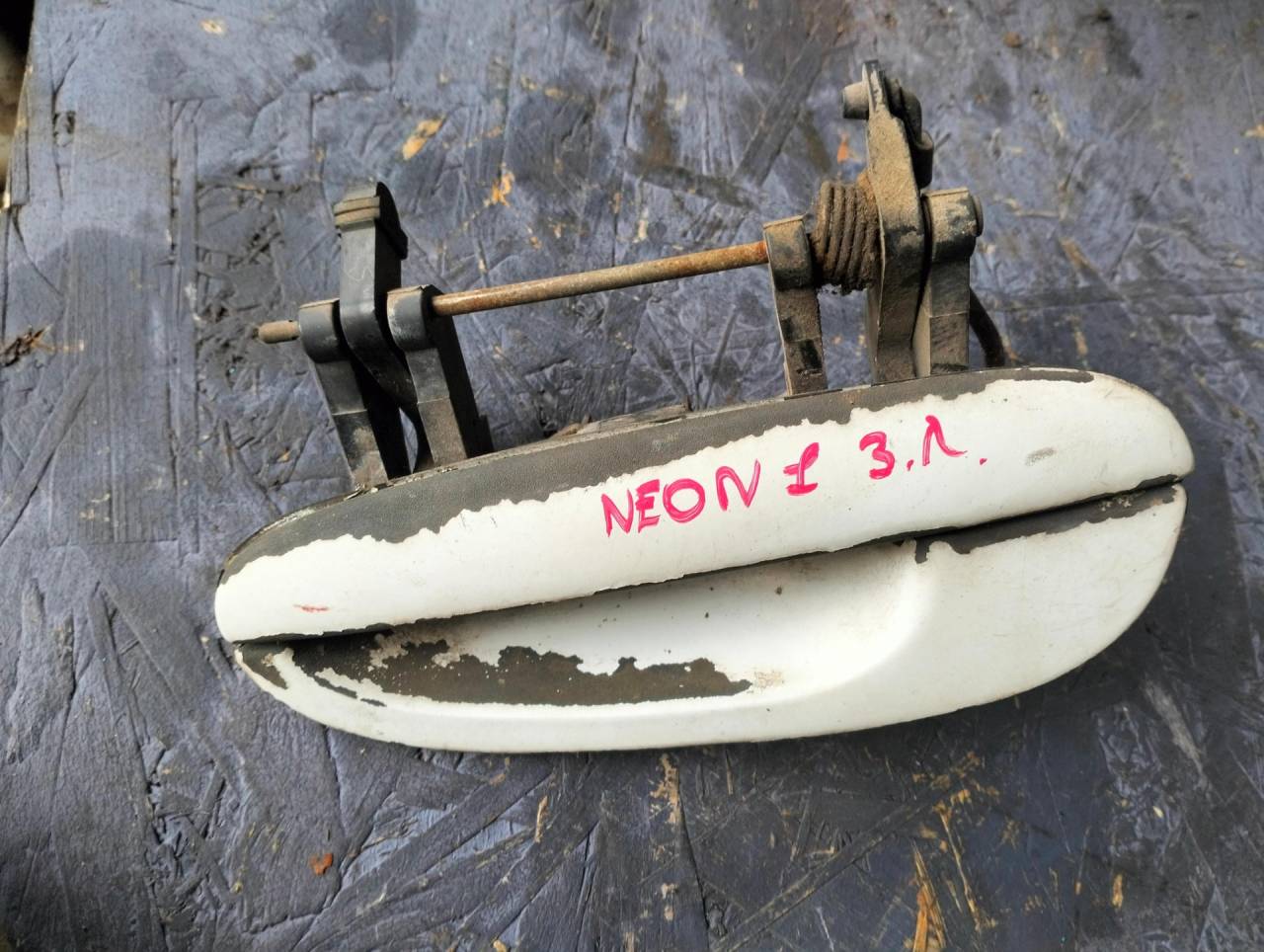 ручка наружная задняя левая Chrysler Neon 1 поколение 1995, 2.0 л., бензин, АКПП, седан - фото №1