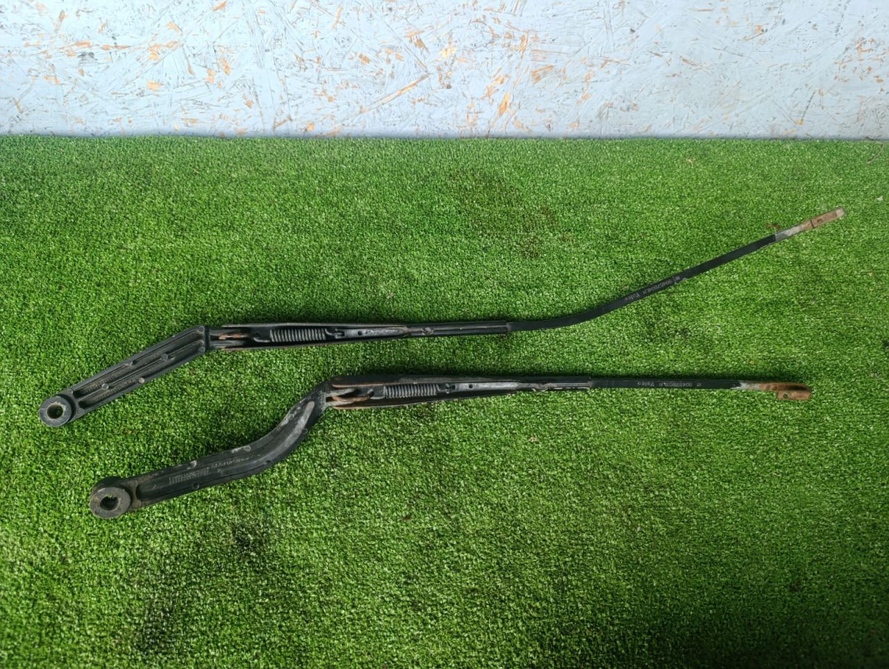 щеткодержатель (поводок стеклоочистителя, дворник) Opel Omega B (1994 - 1999), 2.0 л., X 20 XEV, бензин, АКПП, универсал, 56671298, 56671308 - фото №1