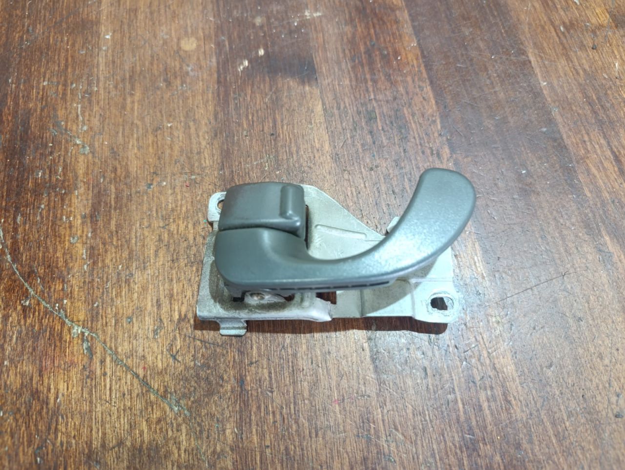 ручка внутренняя задняя левая Mitsubishi Lancer 7 поколение CK1A 1997, 1.3 л., бензин, МКПП, седан - фото №1