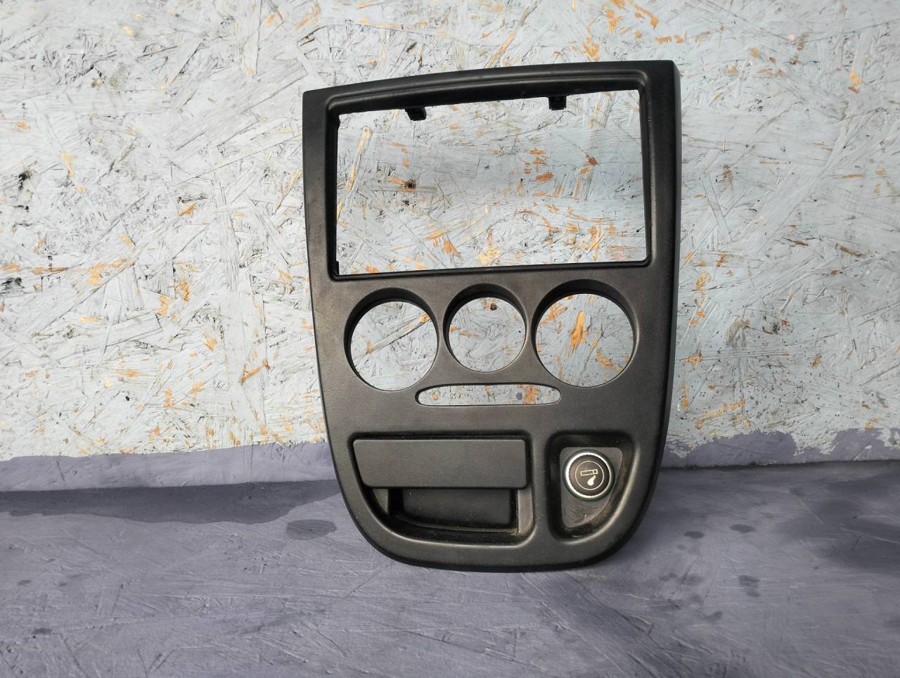 накладка на торпедо (консоль) Kia Rio 1 поколение (1999 - 2002), 1.5 л., A5D, бензин, МКПП, универсал, K30A64610 - фото №1