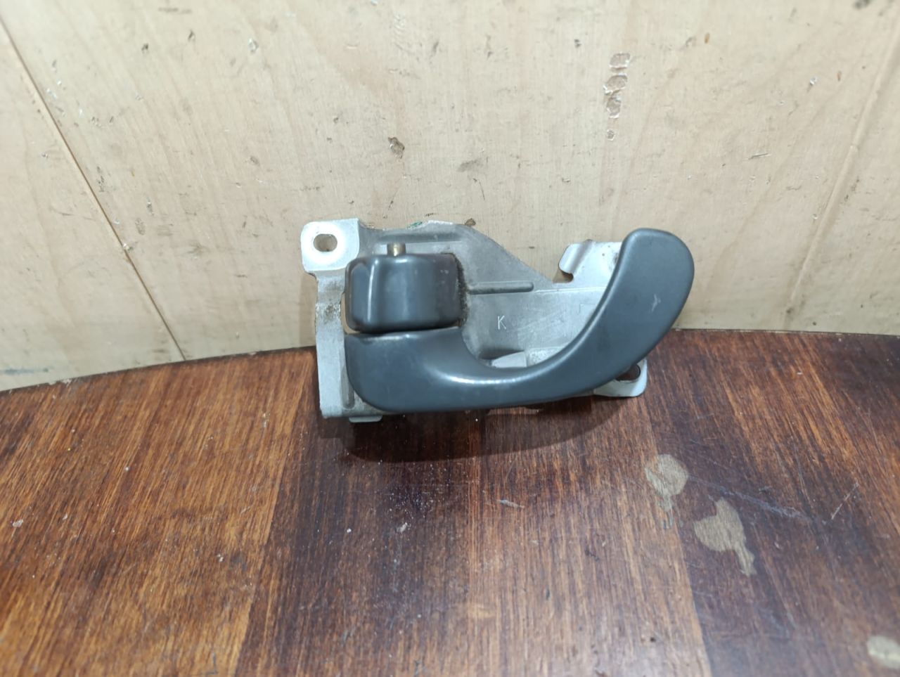 ручка внутренняя передняя левая Mitsubishi Lancer 7 поколение CK1A 1997, 1.3 л., бензин, МКПП, седан - фото №1