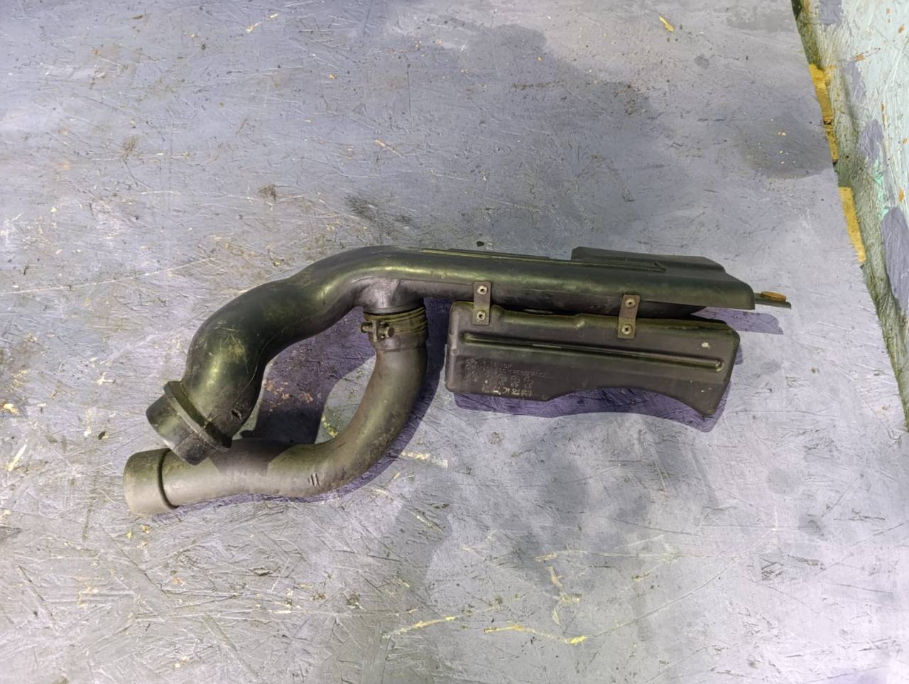 резонатор воздушного фильтра Kia Shuma 2 поколение 2001, 1.6 л., S6D, бензин, МКПП, 0K2N31319X, 0K2N31320X - фото №1