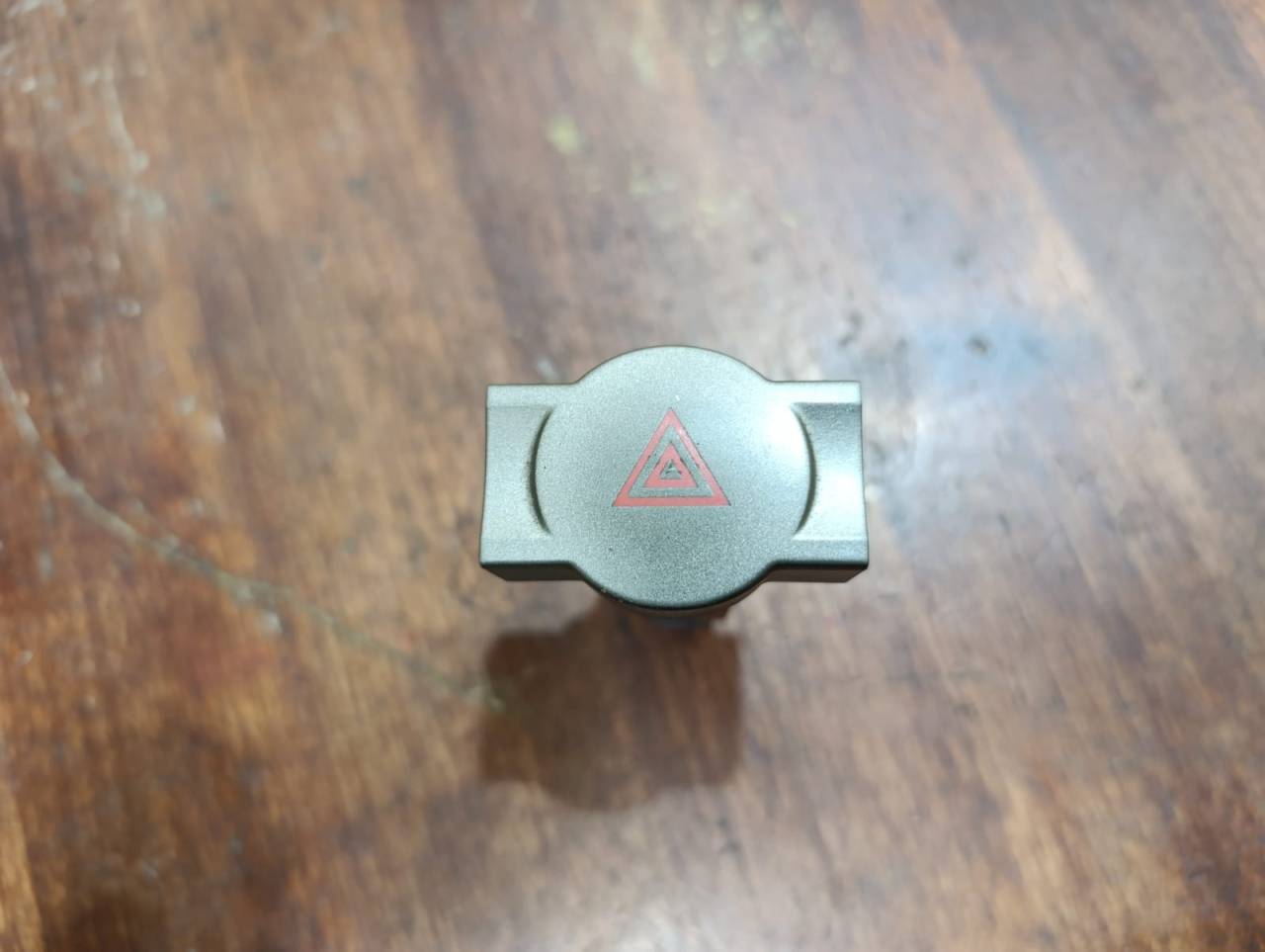 кнопка аварийной сигнализации Chery M11 (A3) 1 поколение 2010, 1.6 л., SQR481F, бензин, МКПП, M113718010BA - фото №1