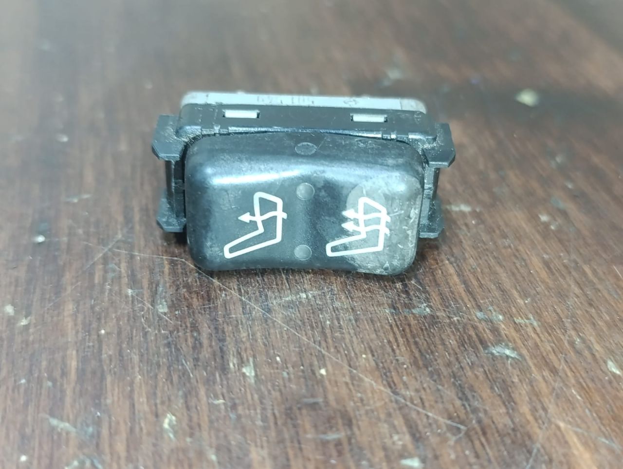 кнопка обогрева сидений Mercedes-Benz C-Класс W202/S202 W202 (1993 - 1997), дизель, АКПП, седан, 1408209910 - фото №1