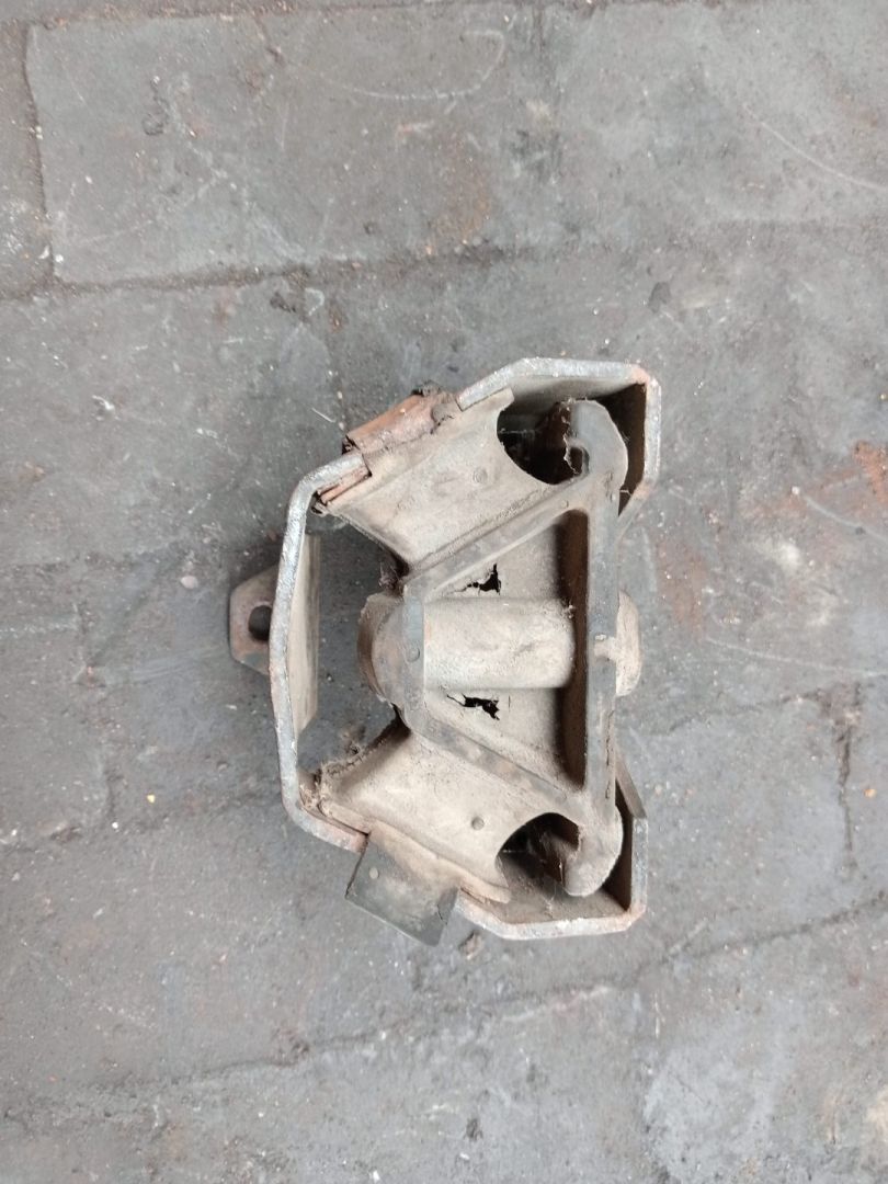 подушка крепления двигателя MAN, 81415065182 - фото №1