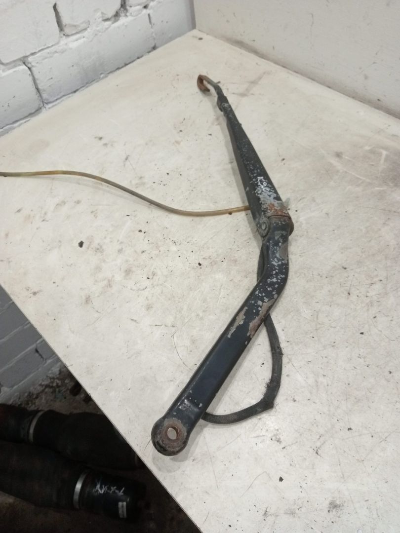 щеткодержатель (поводок стеклоочистителя, дворник) MAN TGA 1 поколение (2000 - 2008) - фото №1