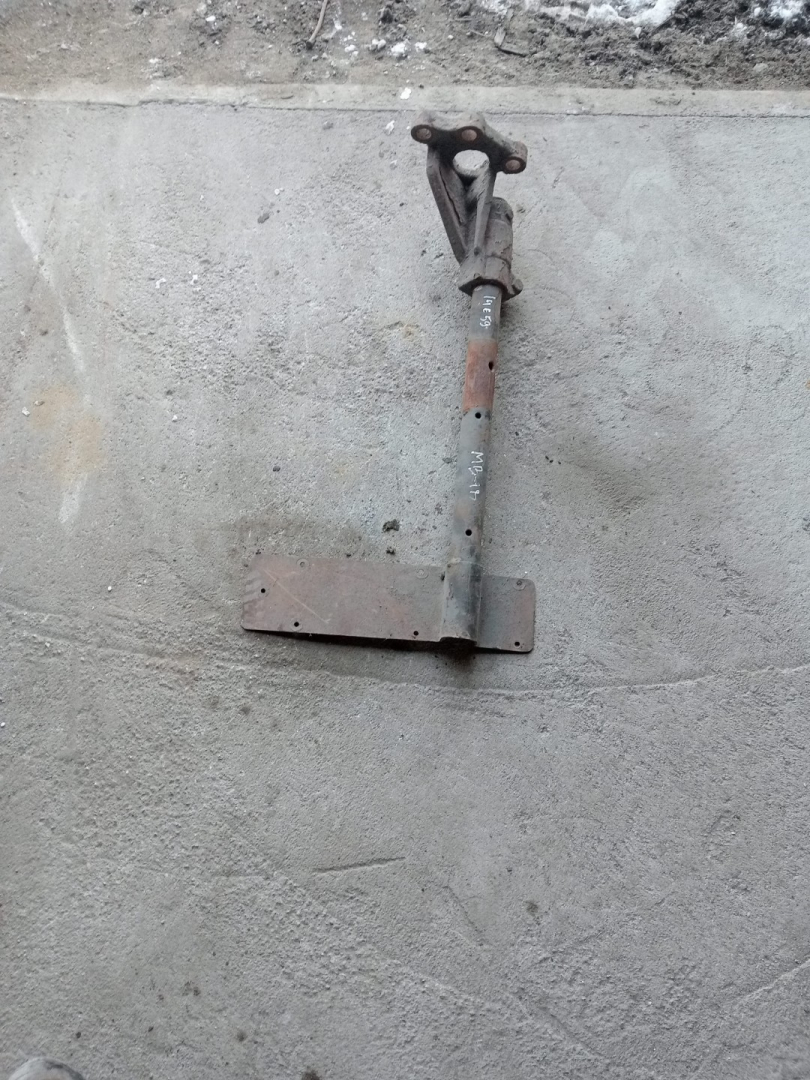 крепление ( кронштейн ) крыла Mercedes-Benz - фото №1