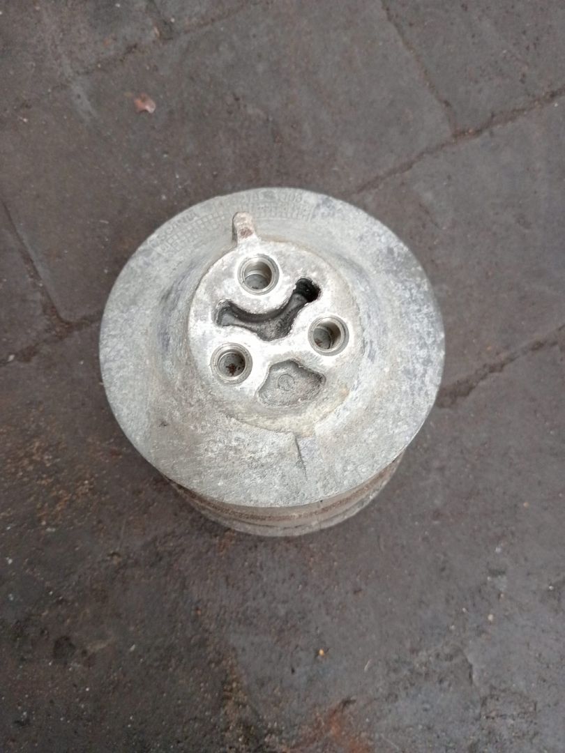 подушка крепления КПП Scania 124 1 поколение (1996 - 2004), 13368863795 - фото №1