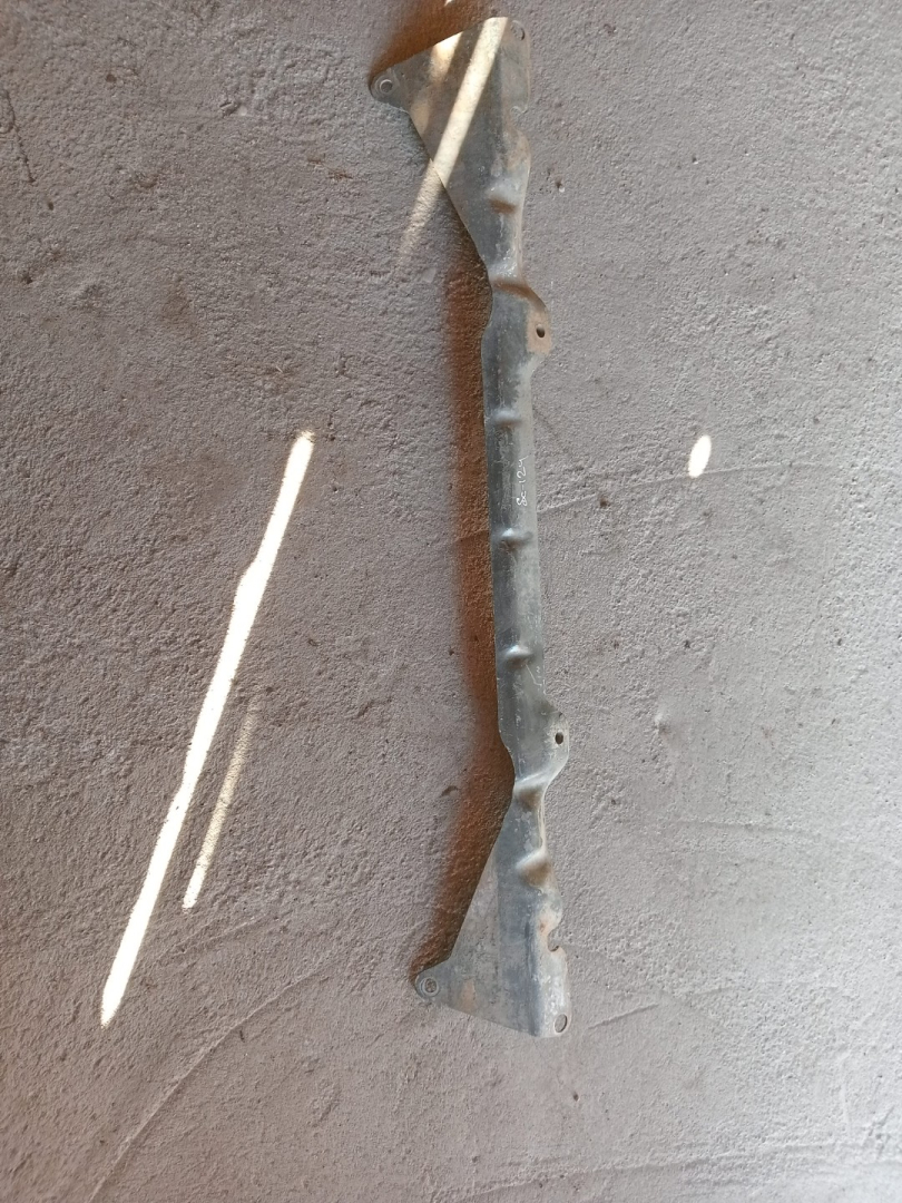 кронштейн радиатора Scania 124 1 поколение (1996 - 2004) - фото №1