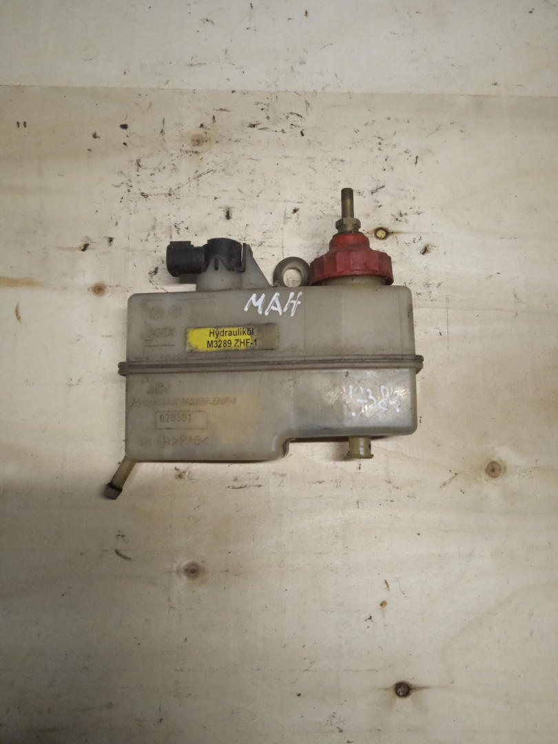 бачок главного цилиндра сцепления MAN TGA 1 поколение (2000 - 2008) - фото №1