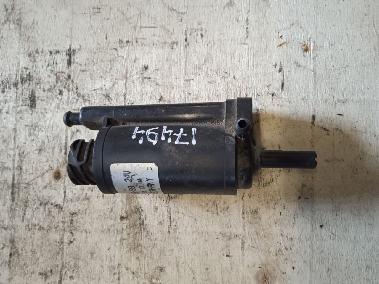 насос (моторчик) омывателя стекла MAN TGA 1 поколение (2000 - 2008) - фото №1