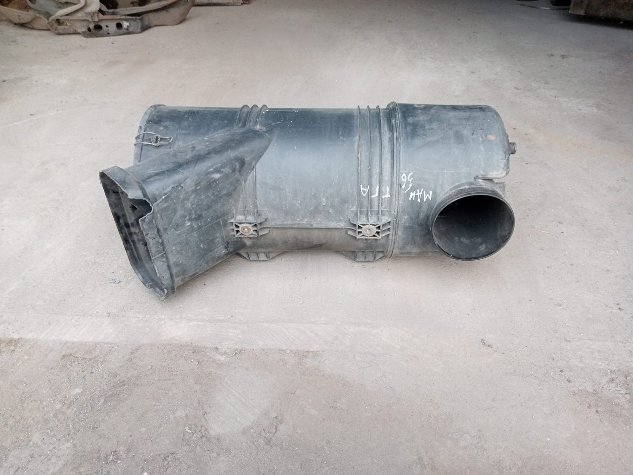 корпус воздушного фильтра MAN TGA 1 поколение (2000 - 2008) - фото №1