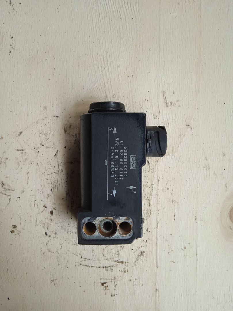 электромагнитный клапан MAN TGA 1 поколение (2000 - 2008), 81521606117, 81521606116, 81521606115, 81521606118, 81521606120, 1518898, 1934949, 81521609118, 81521609116, 81521609115, 81521606143, 81521606142, 81521606124, 81521606122 - фото №1