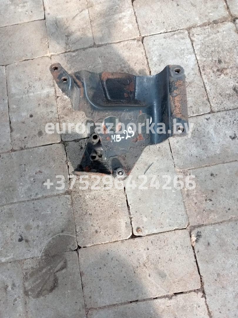 кронштейн (крепление) Mercedes-Benz, МКПП - фото №1