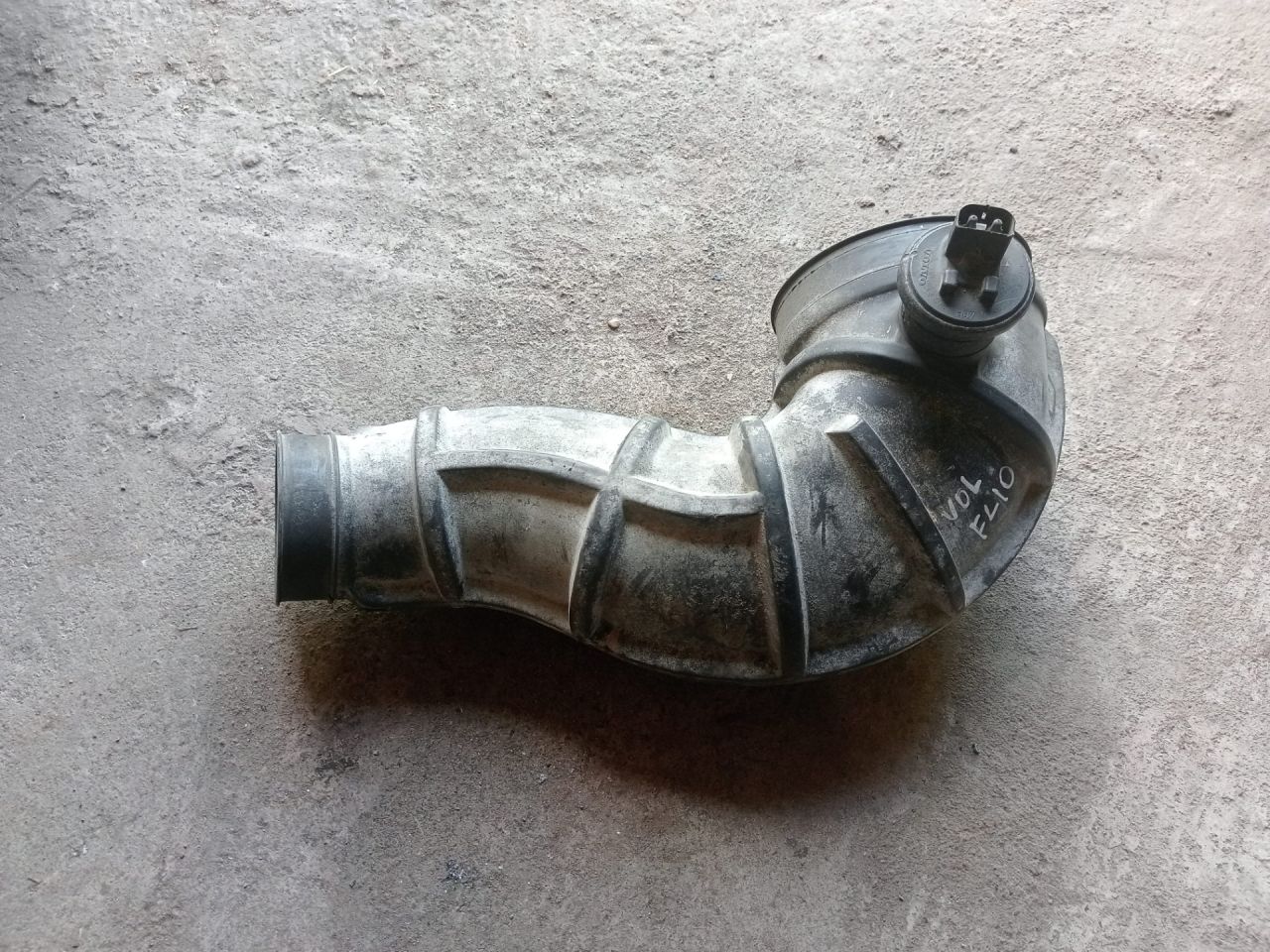 патрубок воздушного фильтра Volvo FL 1 поколение (1985 - 2006) - фото №1