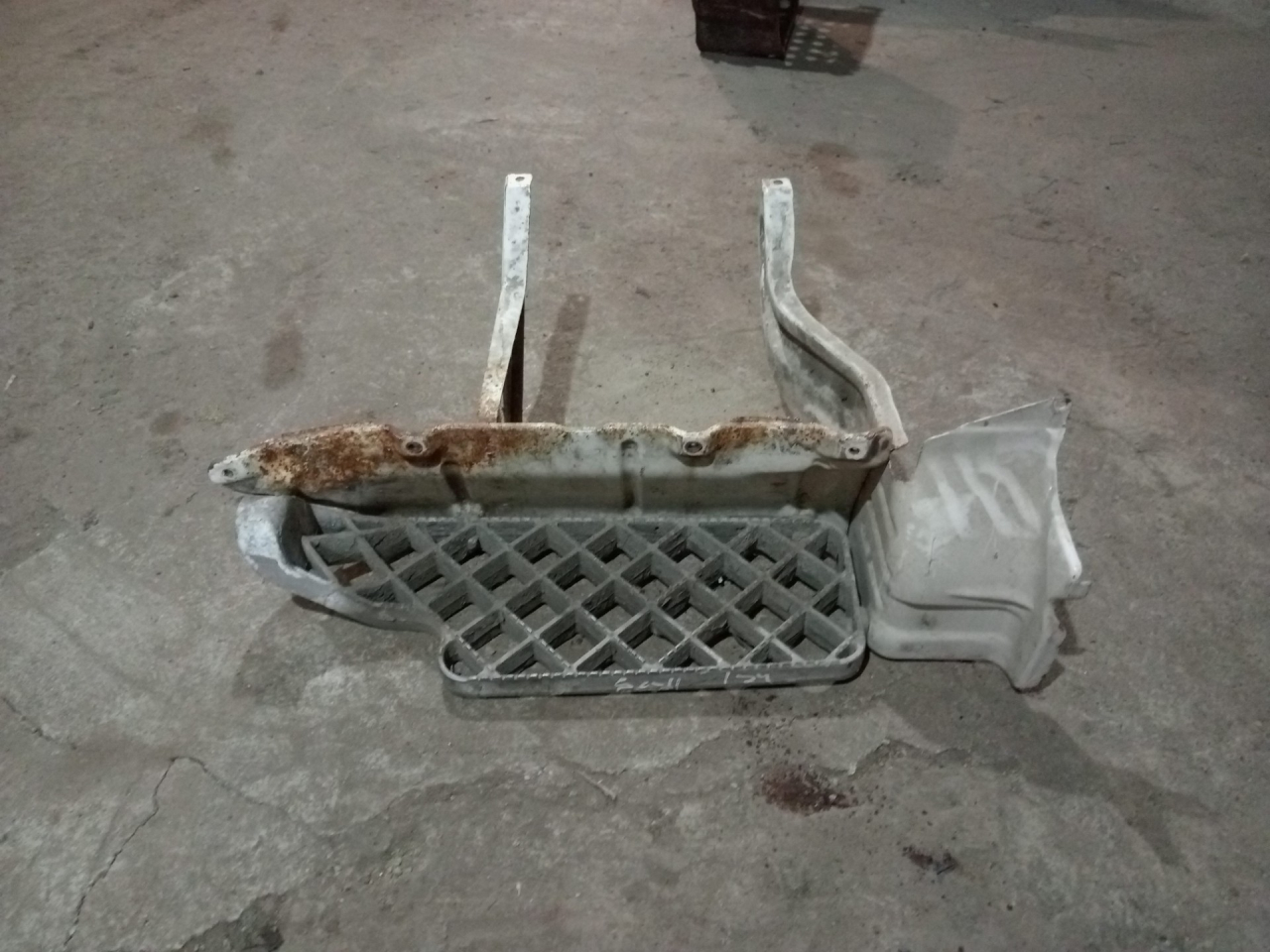 Подножка кабины Scania 124 1 поколение (1996 - 2004) - фото №1